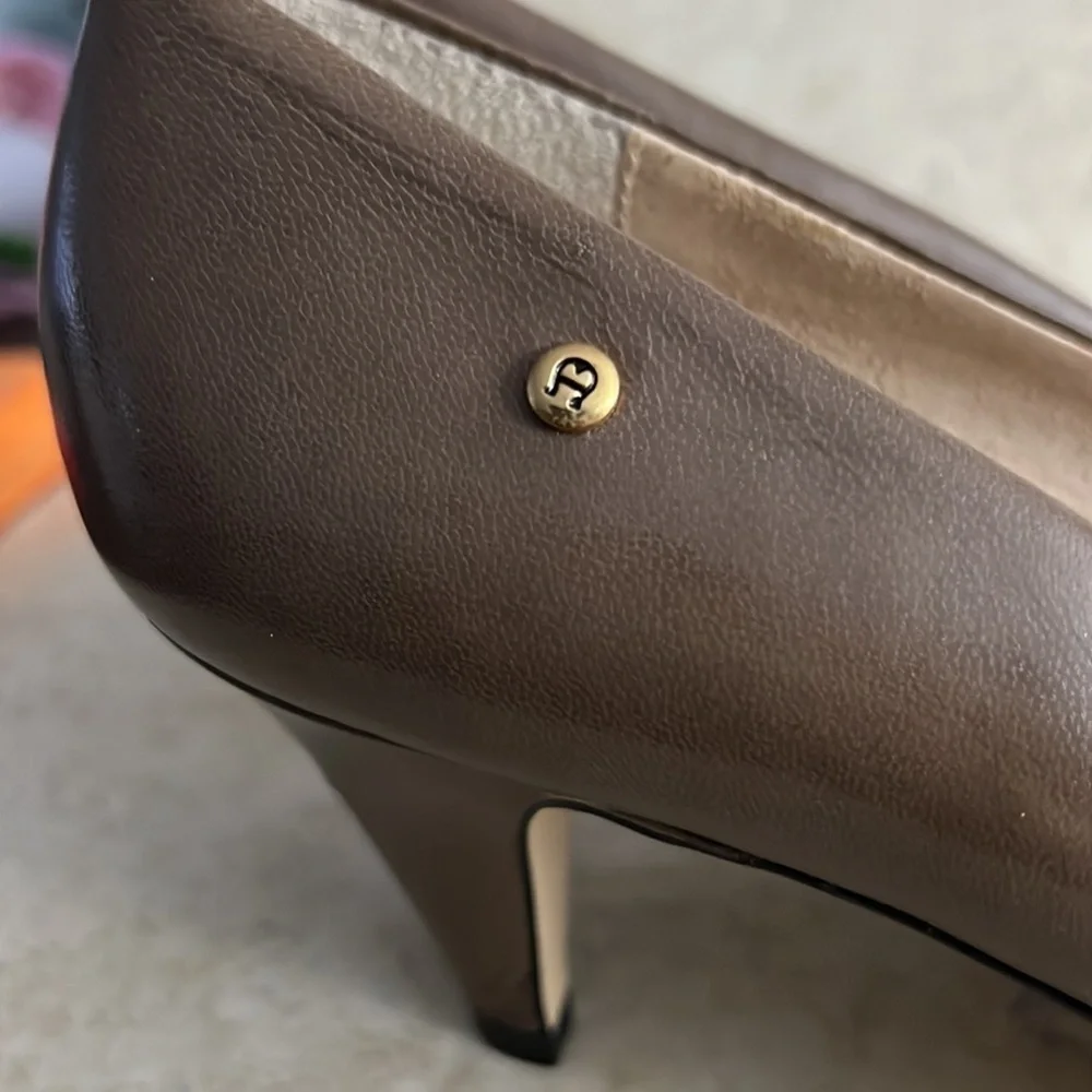 Etienne Aigner Vintage Leather Classic Heel Pumps size 8 N never worn